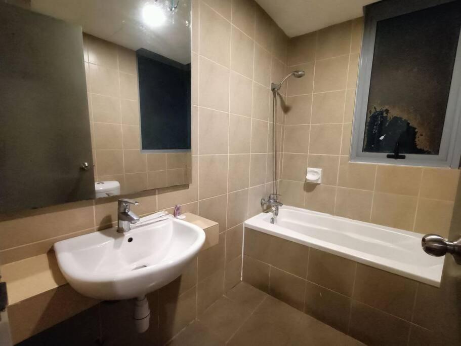 Taragon Service Apartment Куала-Лумпур Экстерьер фото